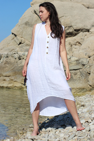 Przewiewna, lniana sukienka na lato dla kobiet kochających naturalny styl. monochromatyczny design długość midi z